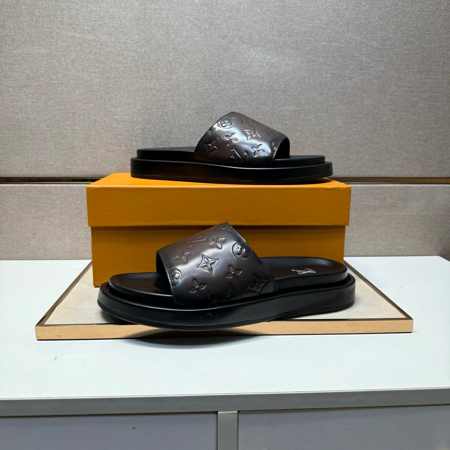 ⬛️Men's shoes 💰p400 [LV～] Men's casual slippers 2025z cabinet sales simultaneously 🔶Size: 39-44#️⃣ 🔷4 colors🔜The upper is made of cowhide stitching➕Genuine leather lining, comfortable and breathable, sole: original comfortable and wear-resistant outsole, ⚠️Real 📱Photographed🎬The real thing is better📢📢📢
